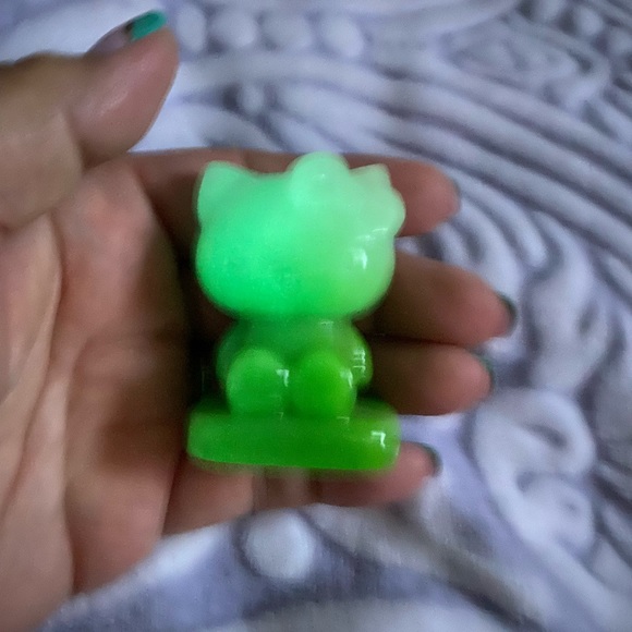 Luminous (Glow In The Dark) Hello Kitty - Picture 1 of 5